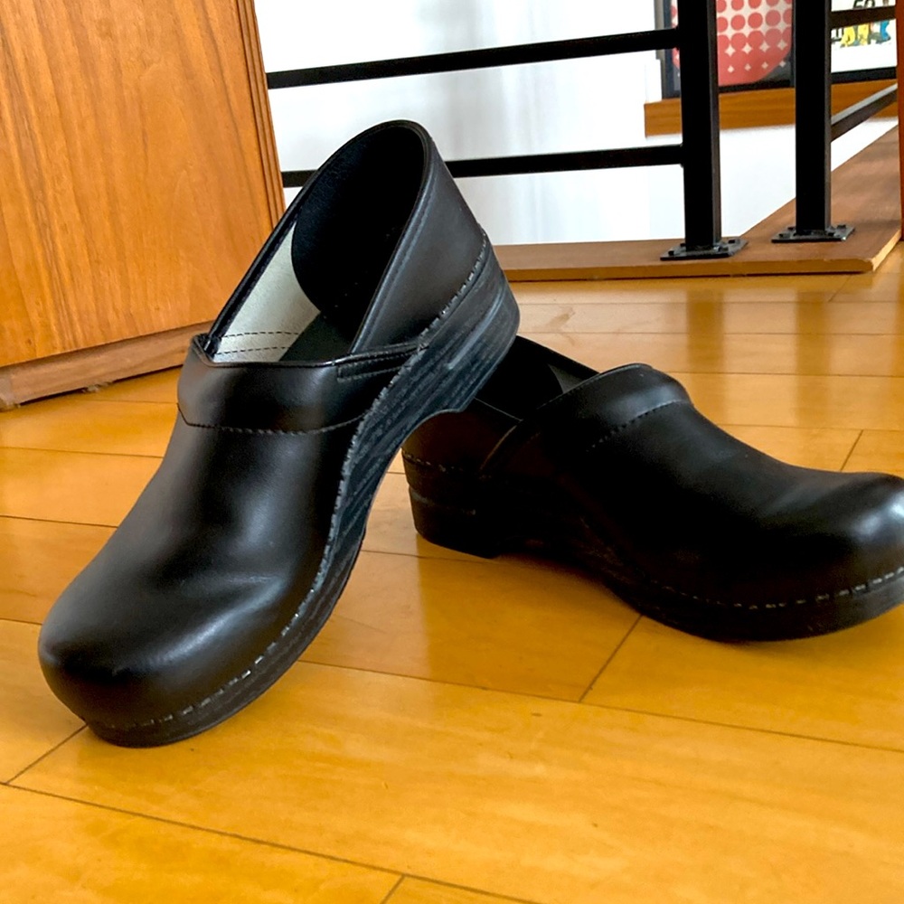 Dansko men’s 45 black leather clogs